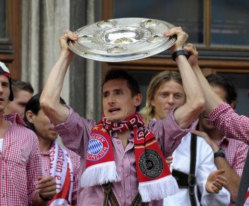 09.05.2010, Fussball 1.Liga, FC Bayern München, Die Bayern feiern den Gewinn der deutschen Meisterschaft auf dem Münchner Rathausbalkon. Miroslav Klose (Bayern München) präsentiert die Meisterschale.. o0 Trophäe Schale Meisterschale Pokal Objekte Jubel Freude