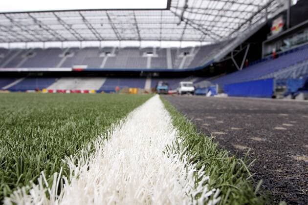 FUSSBALL - BL, RBS, Rasenerneuerung SALZBURG,AUSTRIA,14.MAI.10 - FUSSBALL - tipp3 Bundesliga powered by T-Mobile, Red Bull Salzburg, Rasenerneuerung in der Red Bull Arena. Bild zeigt die Entfernung des Kunstrasens. 
