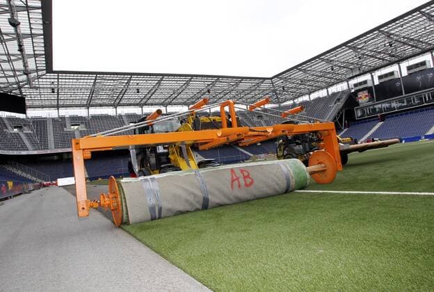 FUSSBALL - BL, RBS, Rasenerneuerung SALZBURG,AUSTRIA,14.MAI.10 - FUSSBALL - tipp3 Bundesliga powered by T-Mobile, Red Bull Salzburg, Rasenerneuerung in der Red Bull Arena. Bild zeigt die Entfernung des Kunstrasens. 