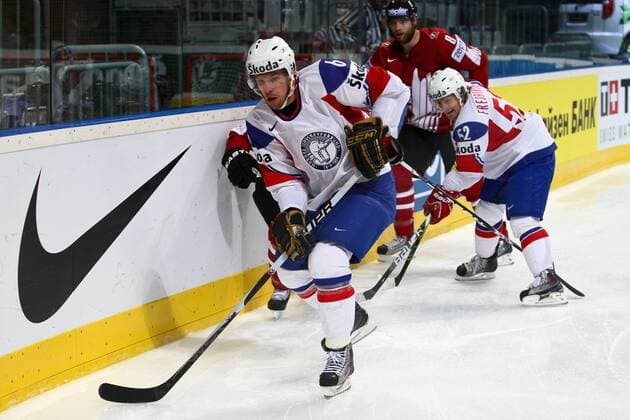 Eishockey-WM Kanada - Norwegen am 14.05.10 in Mannheim Jonas Holos ( Norwegen ) o0 Werbebande, Bande, Sponsor, Werbepartner, Werbung, Wirtschaft Nike Einzelbild Freisteller
