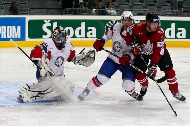 Eishockey-WM Kanada - Norwegen am 14.05.10 in Mannheim Ruben Smith ( Norwegen ), links - Ole-Kristian Tollefsen ( Norwegen ), Mitte - Brooks Laich ( Kanada ), rechts