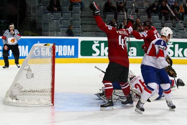 Eishockey-WM Kanada - Norwegen am 14.05.10 in Mannheim Tor zum 1:1 - v.l.n.r.: John Peverley ( Kanada ), Ruben Smith ( Norwegen ), Evander Kane ( Kanada ), Jonas Holos ( Norwegen )