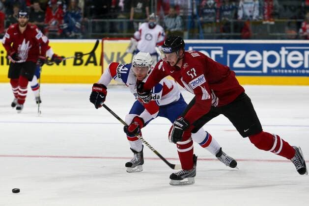 Eishockey-WM Kanada - Norwegen am 14.05.10 in Mannheim Patrick Thoresen ( Norwegen ), links - Tyler Myers ( Kanada ), rechts