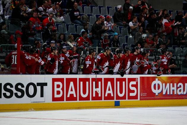 Eishockey-WM Kanada - Norwegen am 14.05.10 in Mannheim Torjubel zum 2:1 - Teambank Kanada o0 Totale Bauhaus