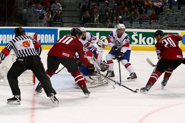 Eishockey-WM Kanada - Norwegen am 14.05.10 in Mannheim v.l.n.r.: Corey Perry ( Kanada ), Andre Lysenstoen ( Norwegen ), Henrik Solberg ( Norwegen ), John Tavares ( Kanada )