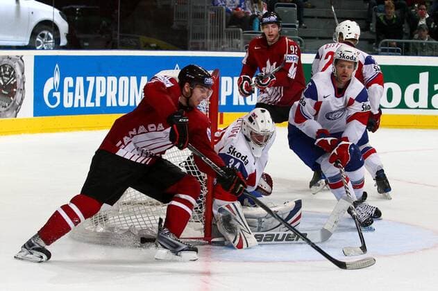 Eishockey-WM Kanada - Norwegen am 14.05.10 in Mannheim John Tavares ( Kanada ), links - Andre Lysenstoen ( Norwegen ), mitte - Juha Kaunismaki ( Norwegen ), rechts