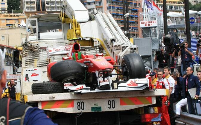 Bolide von Fernando Alonso, Scuderia Ferrari nach seinem Unfall im 3. Training - Formel 1, GP Monaco o0 Unfall, Crash, Aus, Ausfall, Wrack, Defekt,Schaden, Rennwagen,Objekte, Abtransport,Abschleppwagen