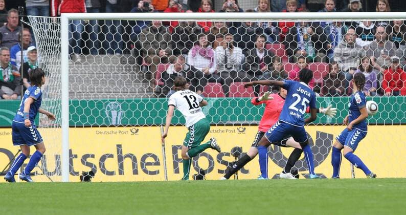 Fussball DFB-Pokalfinale der Frauen, FF USV Jena - FCR 2001 Duisburg: Torhüterin Jana Burmeister (Jena) machtlos gegen Annike Krahn (Duisburg, 13), Tor zum 0:1