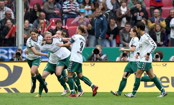 Fussball DFB-Pokalfinale der Frauen, FF USV Jena - FCR 2001 Duisburg: Torjubel Duisburg nach dem 0:1, v.li.: Annike Krahn, Alexandra Popp, Simone Laudehr (hi.) und Inka Grings o0 Jubel Freude