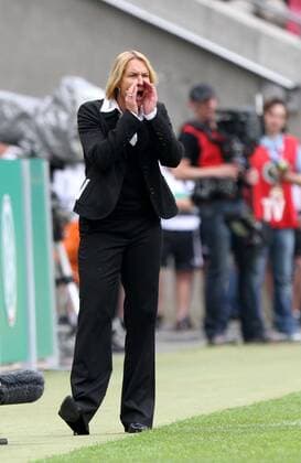 Fussball DFB-Pokalfinale der Frauen, FF USV Jena - FCR 2001 Duisburg: Trainerin Martina Voss-Tecklenburg (Duisburg) gibt Anweisungen
