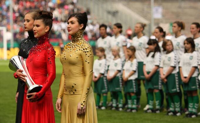 Fussball DFB-Pokalfinale der Frauen, FF USV Jena - FCR 2001 Duisburg: der Pokal vor dem Spiel , dahinter die Duisburger Mannschaft o0 kurios Komik Hostess, Hostessen, Frau, girl Landesfarben Objekte Trophäe