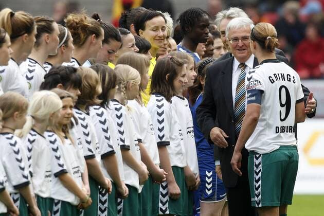 DFB-Praesident Theo ZWANZIGER (2.v.re.) begruesst die Duisburger Spielerinnen --- FCR 2001 Duisburg - FF USV Jena, Fussball Frauen DFB-Pokal Finale am 15.05.2010 in Koeln o0 Funktionär