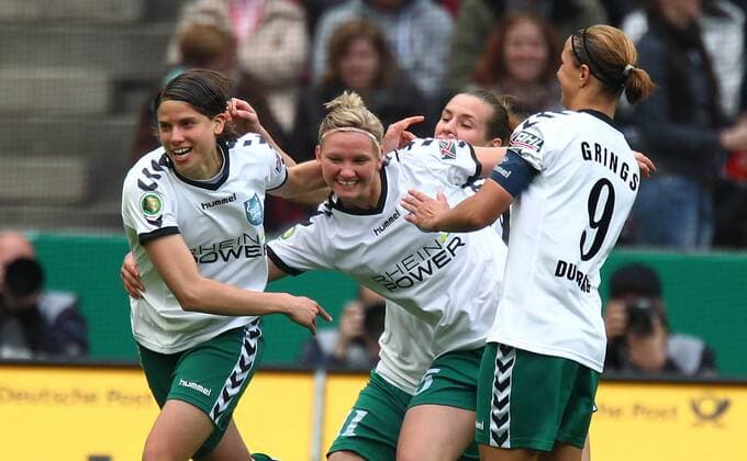 15.05.2010, Koeln, Deutschland, Fussball Frauen DFB Pokal Finale, FCR 2001 Duisburg - FF USV Jena, Torjubel Duisburg, v.li.: Annike Krahn Alexandra Popp, Simone Laudehr (hi.) und Inka Grings o0 Aufmacher Jubel Freude
