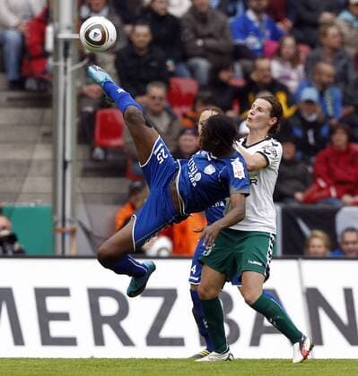 Fussball, DFB–Pokal, Frauen, Finale, FCR 2001 Duisburg vs. FF USV Jena, Marlyse Ngo Ddoumbouk (Jena, li), Femke Maes (Duisburg, re) o0 Aufmacher