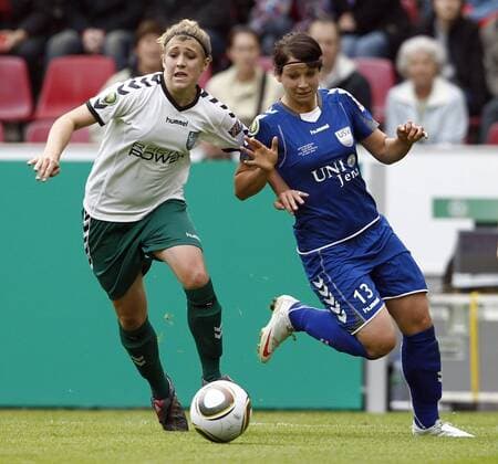 Fussball, DFB–Pokal, Frauen, Finale, FCR 2001 Duisburg vs. FF USV Jena, Luisa Wensing (Duisburg, li), Sylvia Arnold (Jena, re)