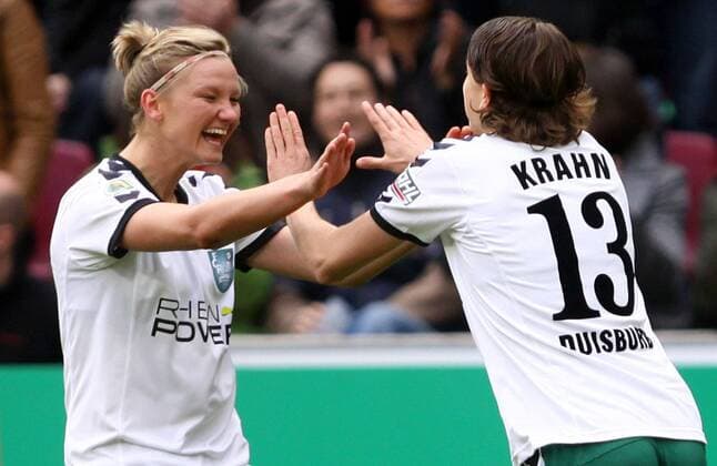 15.05.2010, Köln, Fussball, DFB-Pokalfinale Damen, FCR 2001 Duisburg - FF USV Jena. Alexandra Popp (Duisburg)(links) und Annike Krahn (Duisburg) jubeln nach dem 1:0. o0 Freude