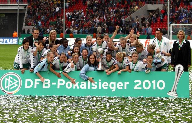 15.05.2010, Köln, Fussball, DFB-Pokalfinale Damen, FCR 2001 Duisburg - FF USV Jena. Der FCR 2001 Duisburg jubelt über den Gewinn des DFB-Pokals 2010. Hasret Kayikci (vorn) und Annike Krahn mit dem Pokal in den Händen. o0 Totale Siegerfoto Schriftzug Jubel Freude Objekte Trophäe