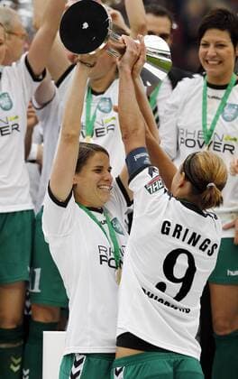 Fussball, DFB–Pokal, Frauen, Finale, FCR 2001 Duisburg vs. FF USV Jena, Jubel bei den Spielerinnen von FCR 2001 Duisburg 2001, Annike Krahn (Duisburg, li), Inka Grings (Duisburg, re) mit Pokal. o0 Siegerehrung Freude Trophäe Objekte