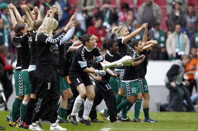 Fussball, DFB–Pokal, Frauen, Finale, FCR 2001 Duisburg vs. FF USV Jena, Spielerinnen von FCR 2001 Duisburg feiern den Pokalgewinn. Ursula Holl (Duisburg, Mitte) mit Pokal. o0 Feier Freude Trophäe Objekte Emotionen o00 Pokalfeier