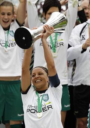 Fussball, DFB–Pokal, Frauen, Finale, FCR 2001 Duisburg vs. FF USV Jena, Jubel Inka Grings (Duisburg, Mitte) mit Pokal. o0 Siegerehrung Freude Trophäe Objekte Einzelbild