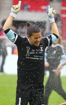 15.05.2010, Koeln, Deutschland, Fussball Frauen DFB Pokal Finale, FCR 2001 Duisburg - FF USV Jena, Duisburgs Ursula Holl feiert den Pokalsieg o0 Feier Jubel Freude Sekt, Sektdusche, Champagner, Champagnerdusche Emotionen Einzelbild o00 Pokalfeier