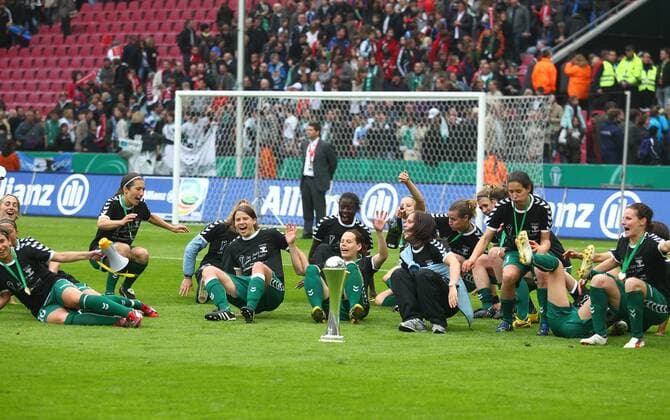 15.05.2010, Koeln, Deutschland, Fussball Frauen DFB Pokal Finale, FCR 2001 Duisburg - FF USV Jena, Duisburgs Spielerinnen feiern den Pokalsieg o0 Totale Feier Jubel Freude Trophäe Objekte o00 Pokalfeier