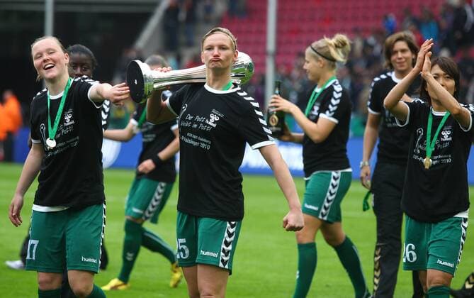 15.05.2010, Koeln, Deutschland, Fussball Frauen DFB Pokal Finale, FCR 2001 Duisburg - FF USV Jena, Duisburg feiert den Pokalsieg, v.li.: Marina Hegering, Alexandra Popp und Kozue Ando o0 Feier Jubel Freude Trophäe Objekte o00 Pokalfeier