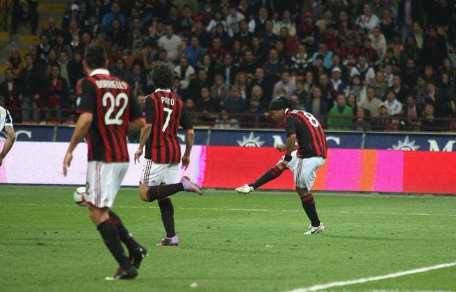 RONALDINHO (AC Mailand, re.) trifft zum 2:0 o0 Tor