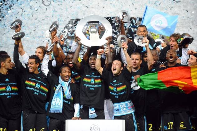 Olympique Marseille (OM) ist französischer Meister 2009 2010, v.li.: Hatem Ben Arfa, Fabrice Abriel, Bakari Kone, Taye Taiwo, Mamadou Niang mit der Trophäe, Mathieu Valbuena, Benoit Cheyrou, Edouard Cisse (hi.), Lucho Gonzalez, Souleymane Diawara, Stephane Mbia und Gabriel Heinze (hi.) - AnthonyxBibardxFEP - o0 Siegerehrung, Trophäe, Objekte, Totale, Jubel, Freude, M bia o00 Emotionen