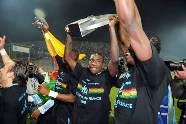 Olympique Marseille (OM) ist französischer Meister 2009 2010 - Mamadou NIANG (li.) und Taye Taiwo jubeln - AnthonyxBibardxFEP -  o0 Jubel, Freude, Feier, Meisterfeier, Trophäe, Objekte