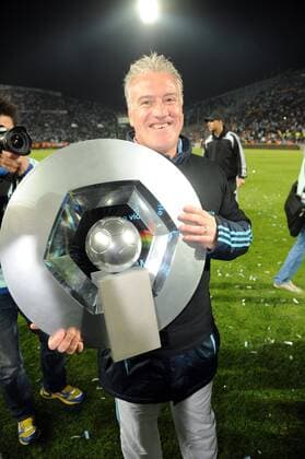 Olympique Marseille (OM) ist französischer Meister 2009 2010 - Trainer Didier DESCHAMPS mit der Trophäe - AnthonyxBibardxFEP -  o0 Jubel, Freude, Feier, Meisterfeier, Trophäe, Objekte, Einzelbild