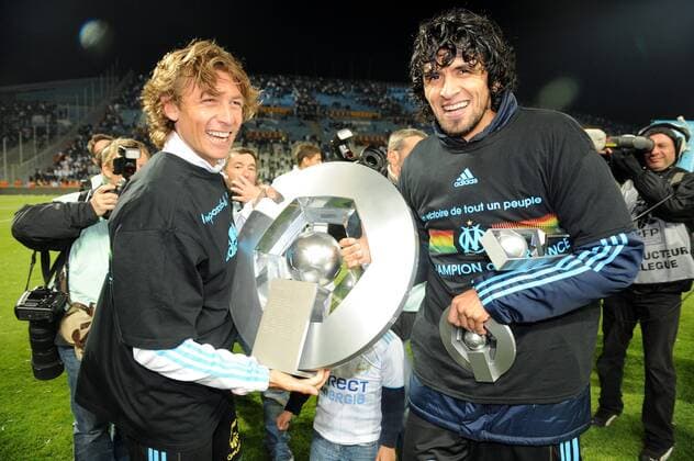 Olympique Marseille (OM) ist französischer Meister 2009 2010 - LUCHO Gonzalez (re.) und Gabriel HEINZE mit der Trophäe - AnthonyxBibardxFEP -  o0 Jubel, Freude, Feier, Meisterfeier, Trophäe, Objekte
