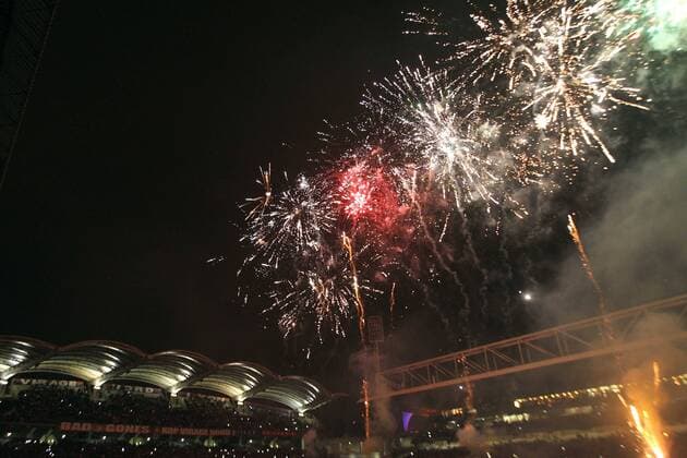 Olympique Lyon - Feuerwerk - L1 - Stade Gerland - Lyon - 15-05-10 - EddyLEMAISTRE  o0 Stadion Pyrotechnik Totale Sportstätte