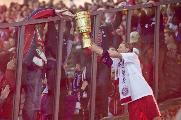Anatoliy TYMOSHCHUK (Bayern) hält auf den Rängen des Stadions den DFB-Pokal zu den Fans hinter einer Absperrung; Freude, Jubel, Sieger, Emotionen, Anhänger; DFB Pokal Finale 2010, SV Werder Bremen (grün) - FC Bayern München (rot) 0:4, am 15.05.2010 in Berlin o0 Jubel, Freude, Feier, Pokalfeier, Trophäe, Objekte, Einzelbild