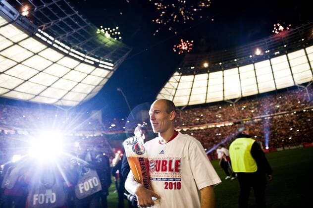 Arjen ROBBEN (FCB) geht mit einem riesen Bierglas in der Hand über den Platz im Blitzlicht, darüber Feuerwerk, Olympiastadion, Schlussjubel, Fussball DFB Pokal Finale 2010, SV Werder Bremen (grün) - FC Bayern München (rot) 0:4, am 15.05.2010 in Berlin o0 Jubel, Freude, Feier, Pokalfeier, Trophäe, Objekte, Einzelbild