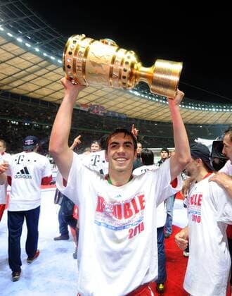 FUSSBALL DFB POKAL FINALE SAISON 2009 2010 SV Werder Bremen - FC Bayern München 15.05.2010 JUBEL Philipp Lahm (FCB)  o0 Jubel, Freude, Feier, Pokalfeier, Einzelbild