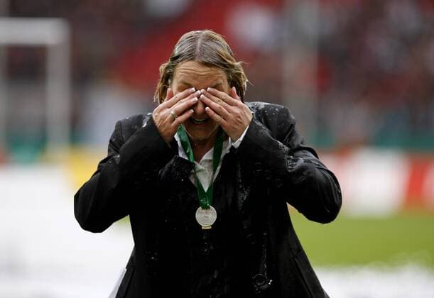 Fussball-DFB-Pokalfinale Frauen FCR Duisburg-USV Jena 1-0 im Rhein Energie Stadion in Köln am 15.05.2010.Die Trainerin des FCR Duisburg Martina Voss-Tecklenburg wurde von ihren Spielerinnen mit Sekt abgeduscht. o0 Jubel, Freude, Feier, Pokalfeier, Sekt, Sektdusche, kurios, Komik, Trainer o00 Aufmacher