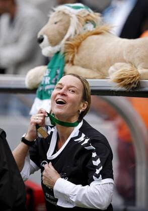 Fussball-DFB-Pokalfinale Frauen FCR Duisburg-USV Jena 1-0 im Rhein Energie Stadion in Köln am 15.05.2010.Die Trainerin des FCR Duisburg Martina Voss-Tecklenburg wurde von ihren Spielerinnen mit Sekt abgeduscht. o0 Jubel, Freude, Feier, Pokalfeier, Sekt, Sektdusche, kurios, Komik, Trainer