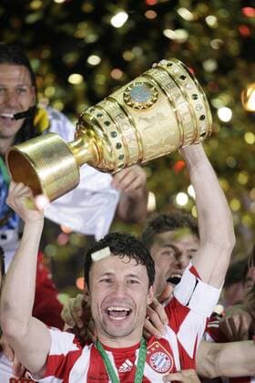 Mark van Bommel, Bayern, mit dem Pokal - SV Werder Bremen vs FC Bayern München (rot) - o0 Feier Pokalfeier o0 Jubel Freude