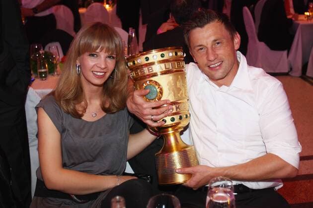 BERLIN - MAY 15: Ivica Olic (Bayern, li.) und Frau Natalie auf der FC Bayern München Champions Party nach dem DFB Pokalsieg 2010, Deutsche Telekom Represantive House Berlin, 15.05. 2010 in Berlin, Germany.  o0 Pokal, Trophäe, Partnerin, Frau, Ehefrau Familie