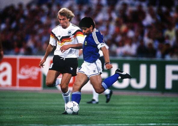 Diego Armando Maradona (Arg, R) Jürgen Klinsmann (Ger). Argentina v West Germany. World Cup Final 1990. Rome. 8 7 90.  o0 Aufmacher