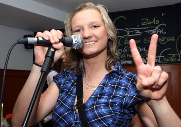 15.05.2010, Köln, Fussball, DFB-Pokalfinale Damen, FCR 2001 Duisburg feiert den DFB Pokalsieg 2010. Alexandra Popp (Duisburg) mit einer kleinen Gesangseinlage auf der DFB-Pokalsiegerfeier des FCR Duisburg. o0 Jubel, Freude o00 privat