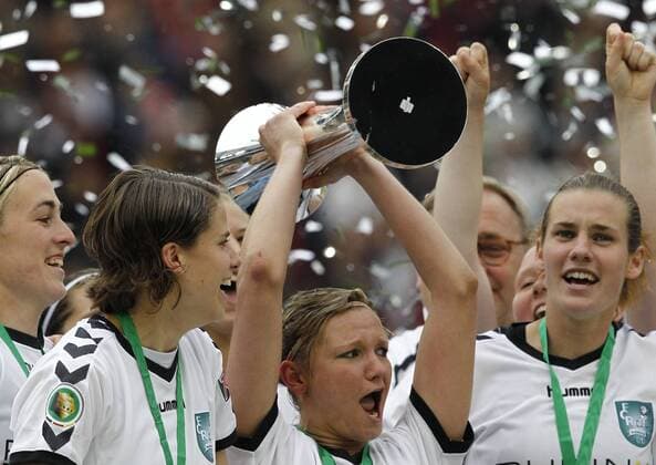 Fussball, DFB–Pokal, Frauen, Finale, FCR 2001 Duisburg (weiß) vs. FF USV Jena: Annike Krahn (Duisburg, li), Alexandra Popp (Duisburg, mi) mit Pokal. o0 Jubel Freude Objekte Pokal Trophäe o0 Siegerehrung
