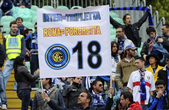 Inter Mailand Fans träumen vom Triple und verhöhnen den Konkurrenten AS Rom  o0 Plakat, Fanplakat, Fanplakate, Transparent, Fan, Tripletta, 18, Zuschauer