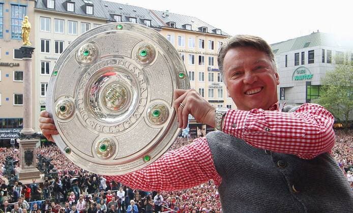 Trainer Louis Van Gaal (FCB) jubelt mit Meisterschale - Der FC BAYERN MUENCHEN feiert die Deutsche Fussball Meisterschaft mit Feier auf dem Rathausbalkon am Marienplatz o0 Objekte Trophäe Schale Pokal
