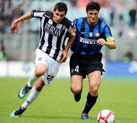 16-05-2010 Serie A, AC Siena (weiß) vs. Inter Mailand (blau) - Mato Jajalo (li.), Javier Zanetti  o0 Aufmacher