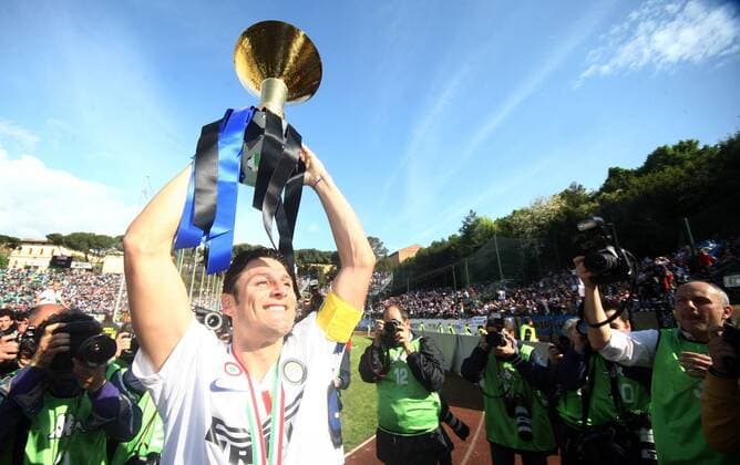 Javier Zanetti jubelt mit Pokal - Inter Mailand ist Italienischer Meister -  o0 Jubel Freude Objekte Trophäe