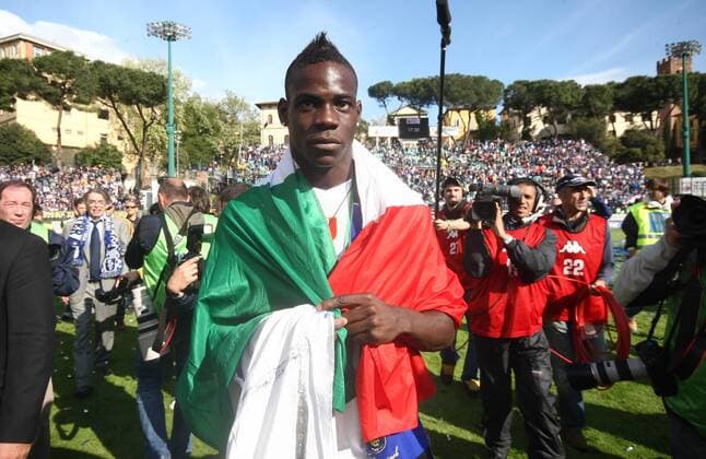 Mario Balotelli mit italienischer Fahne - Inter Mailand ist Italienischer Meister - 