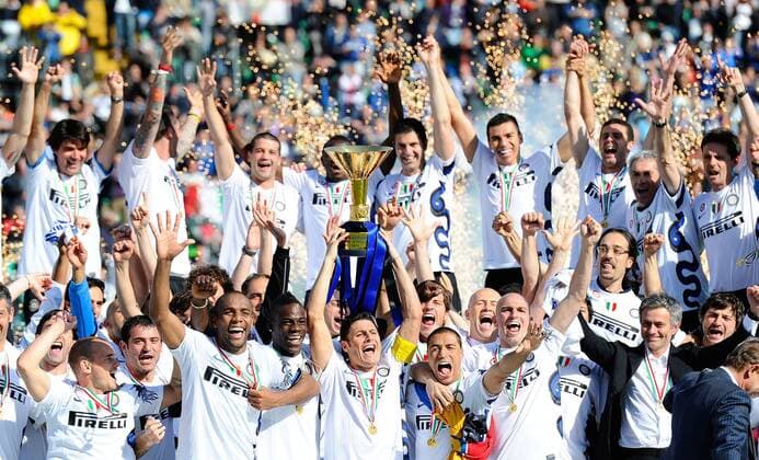 Javier Zanetti streckt den Pokal in die Luft - Inter Mailand ist Italienischer Meister -  o0 Totale o0 Siegerfoto o0 Jubel Freude Objekte Trophäe