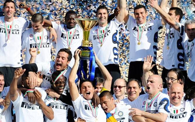 Javier Zanetti streckt den Pokal in die Luft - Inter Mailand ist Italienischer Meister -  o0 Totale o0 Jubel Freude Objekte Trophäe